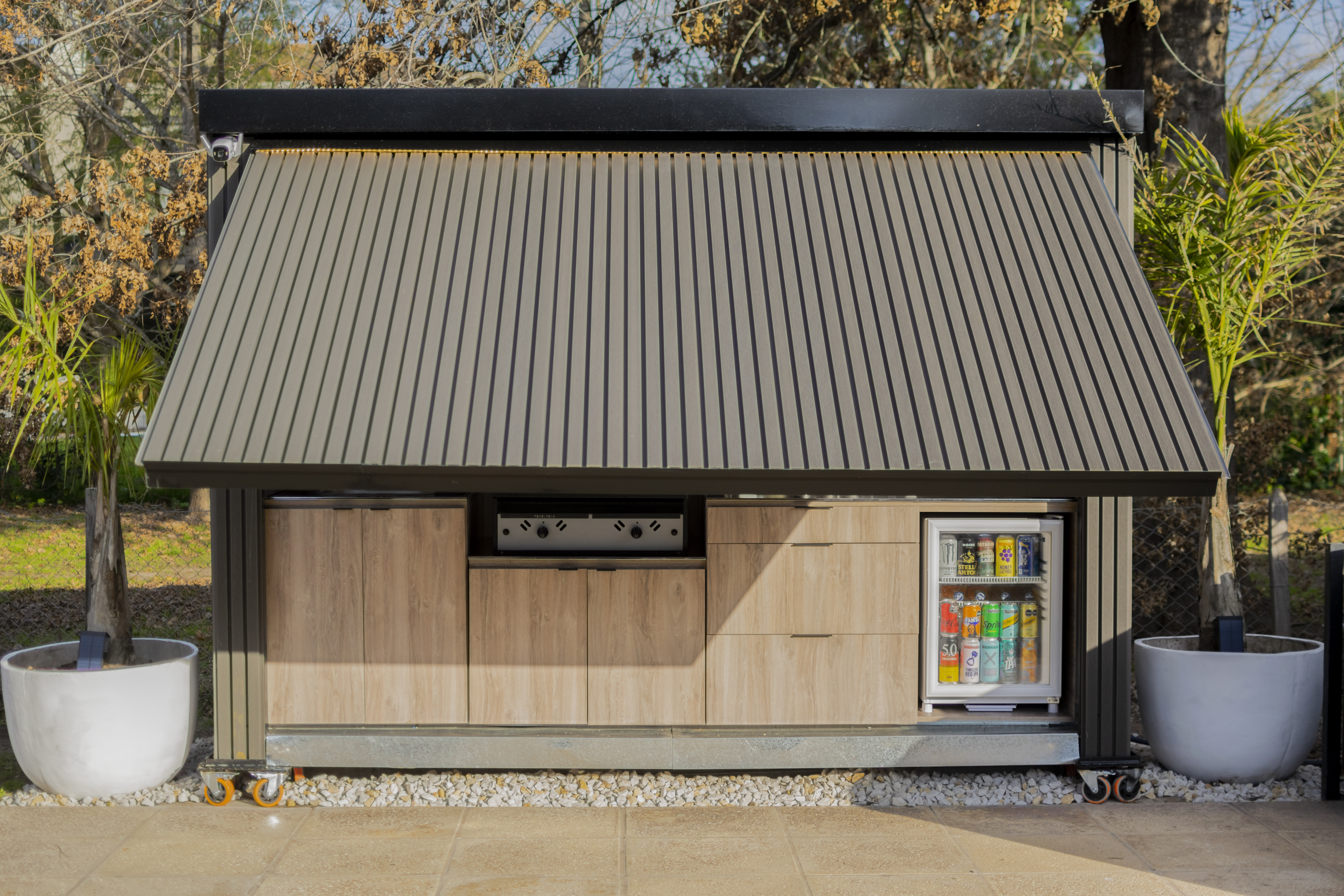 Diseño exterior VIVAR integrado al jardín