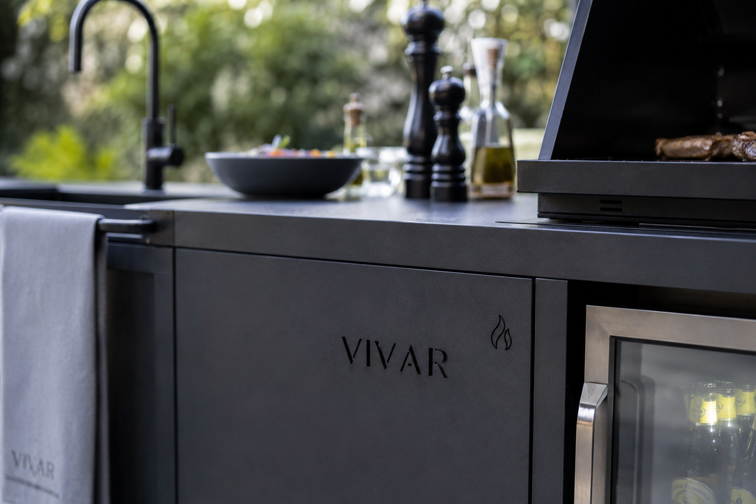 Outdoor mobile kitchen VIVAR integrada en exterior
